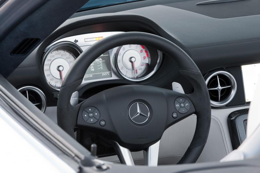  Mercedes-Benz SLS AMG Roadster 2012 года  (фото 13 из 198)